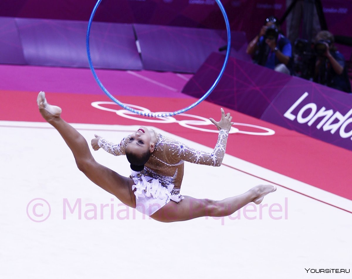 Дарья участница Олимпийских игр блондинка гимнастка