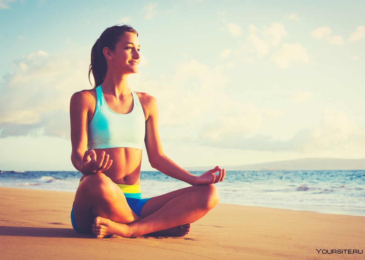 Медитация девушка на пляже