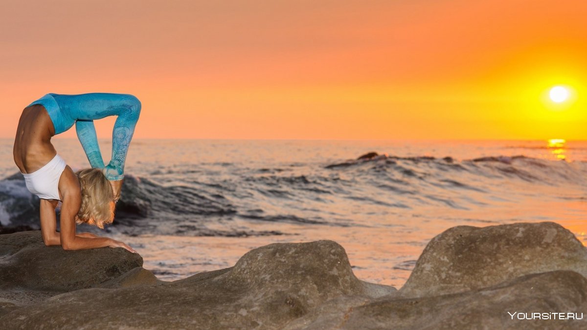 Yoga блондинка в купальнике