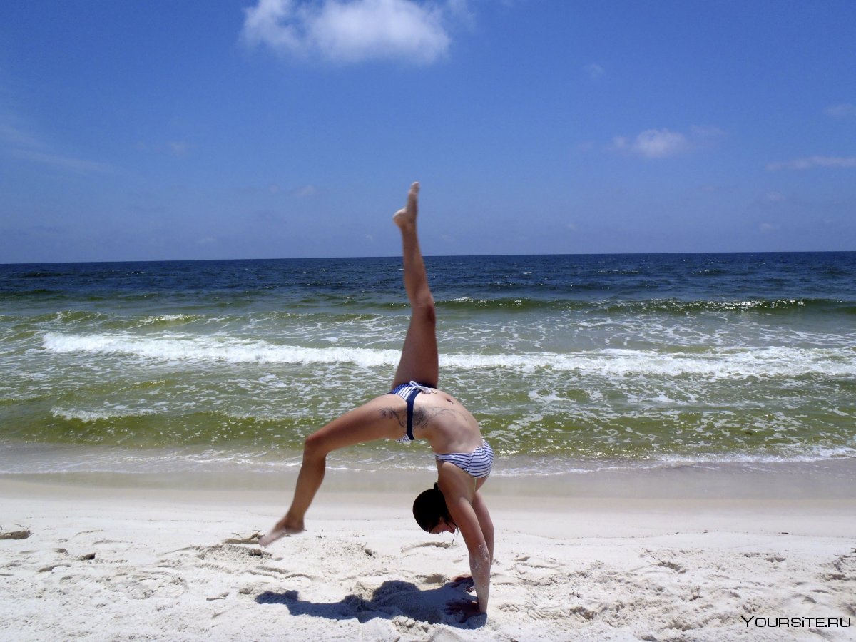 Гимнастки на пляже