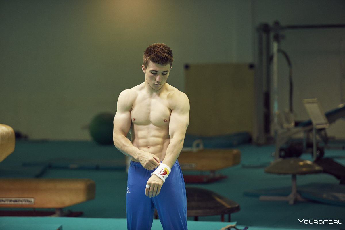 Андрей Абдулин гимнаст в бассейне