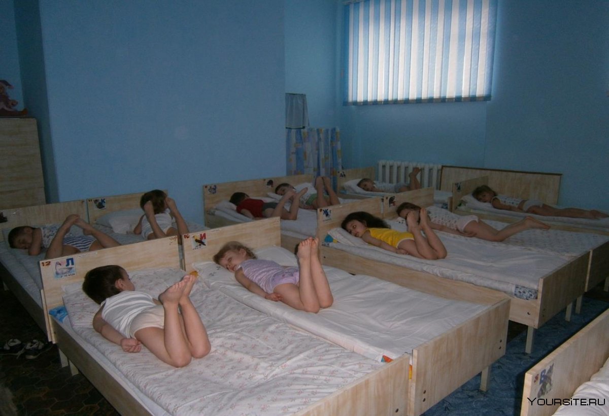 Зарядка на кровати в детском саду