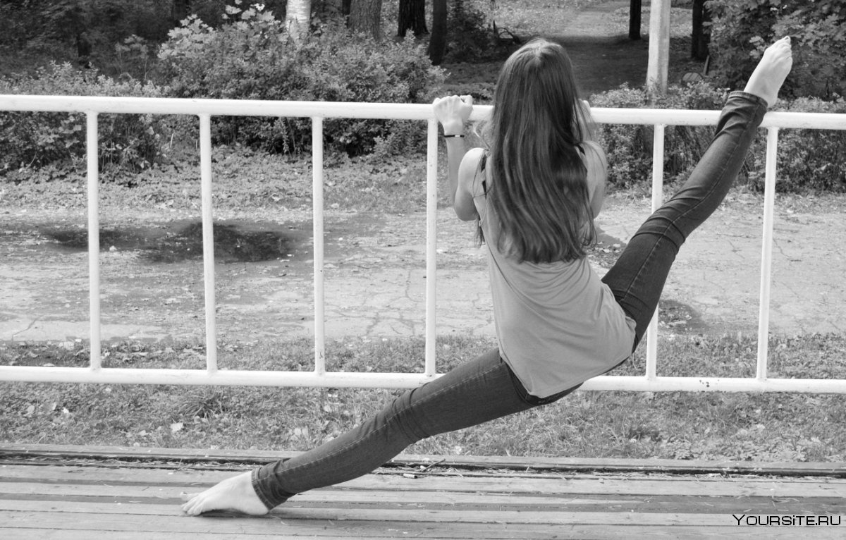 Девушка на шпагате