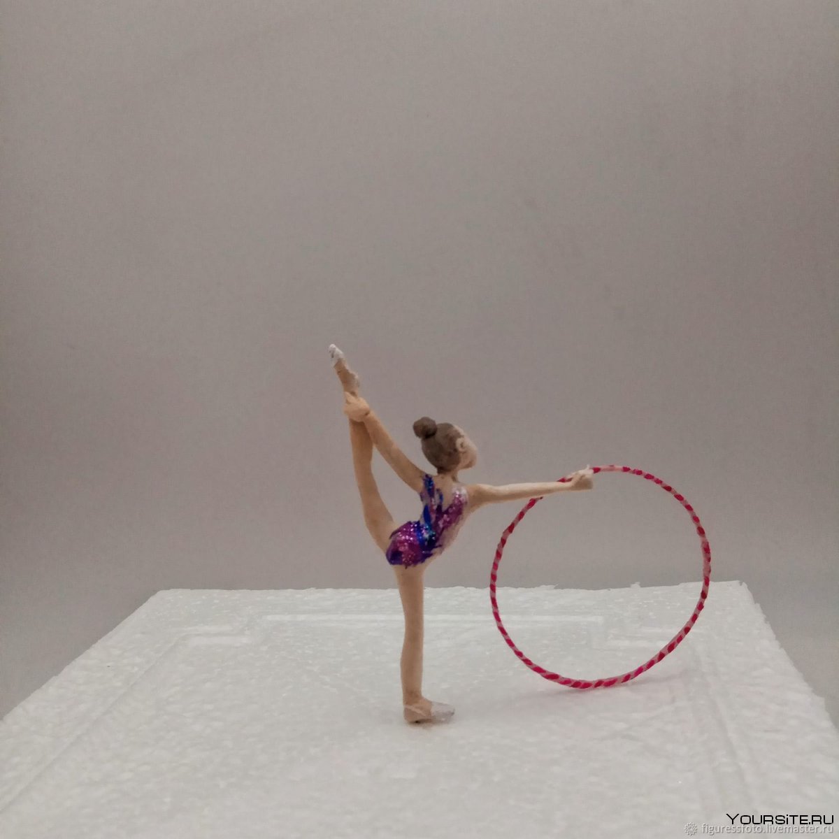 Кукла-гимнастка с обручем