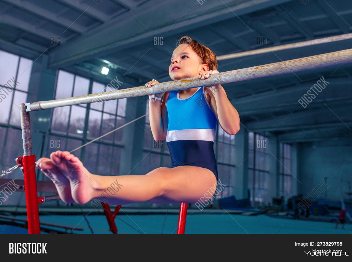 Спортивная гимнастика на брусьях девочки