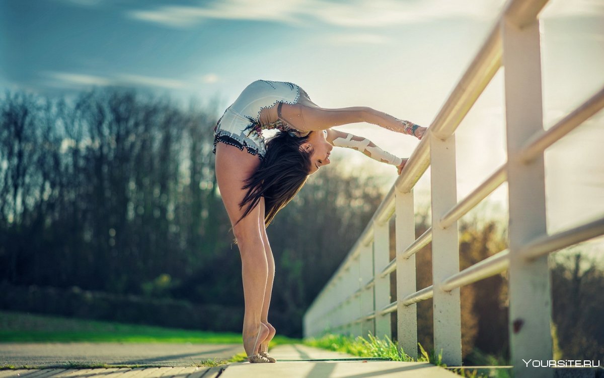 Девушка на мостике