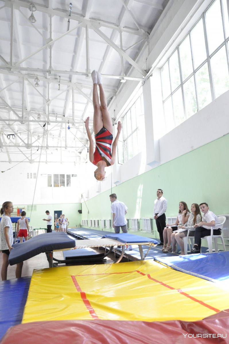 Бурлаков Даниил ДЮСШ 6 прыжки на батуте