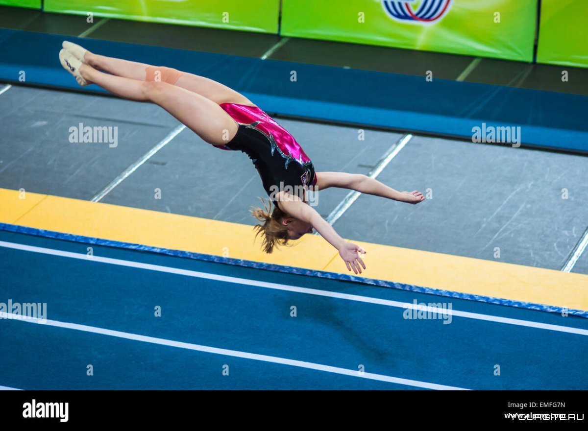 Девочка на акробатической дорожке