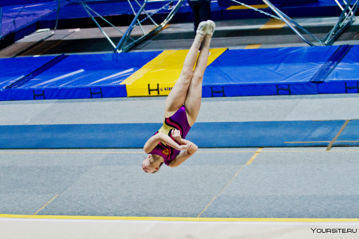 Прыжки на батуте спорт акробатическая дорожка (АКД)