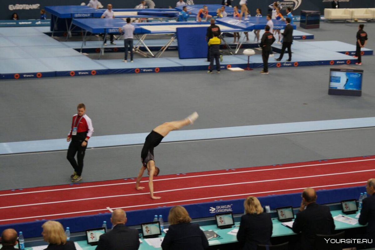 Прыжки на акробатической дорожке
