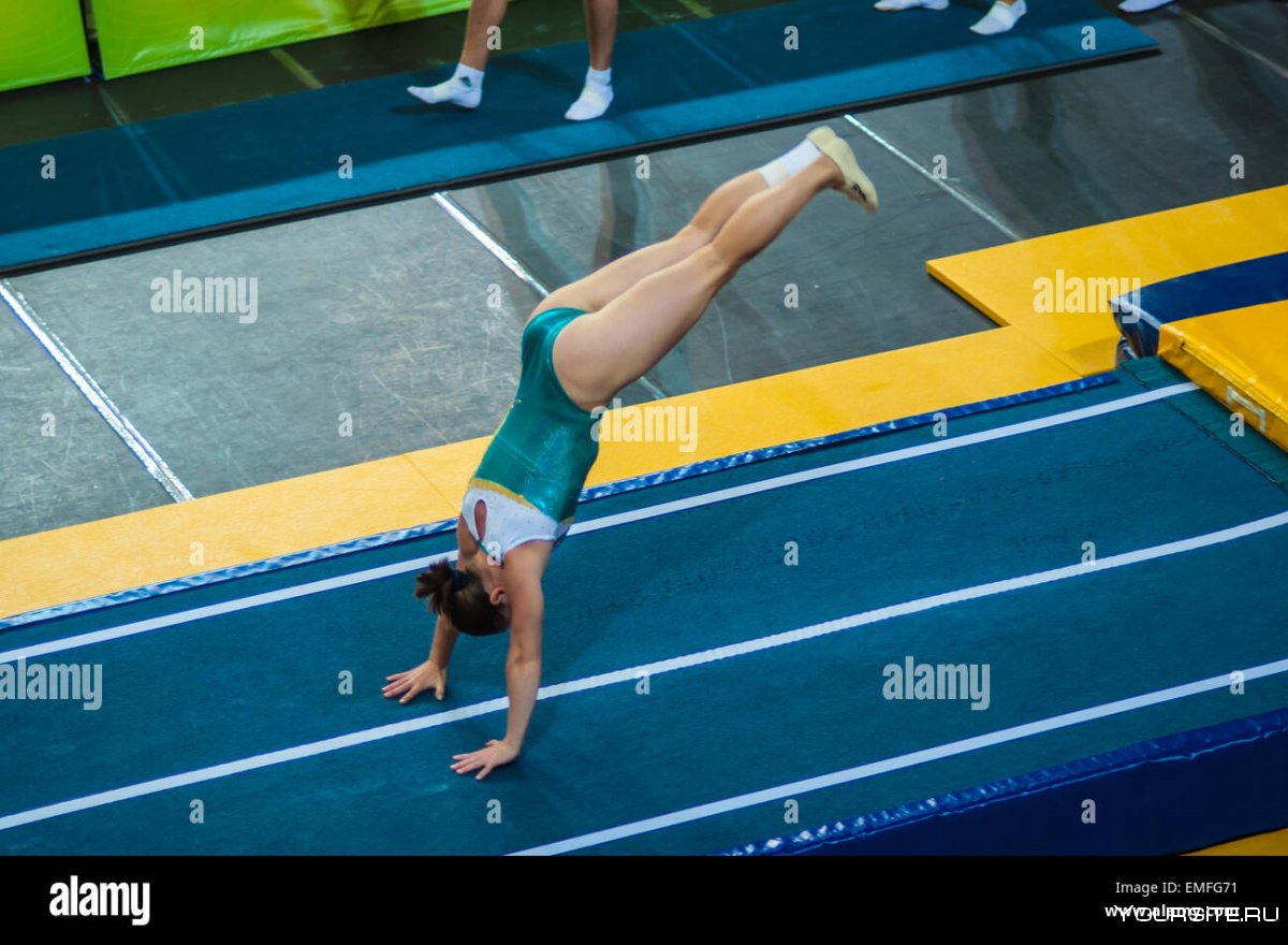 Акробатическая дорожка женщины