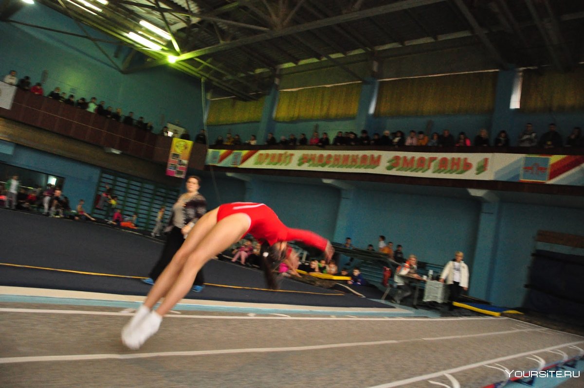 Прыжки на акробатической дорожке