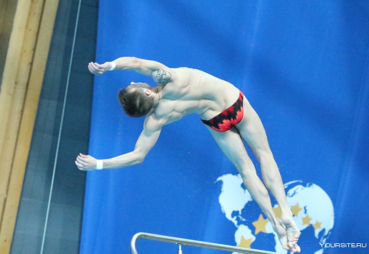 Пловец прыгает в воду