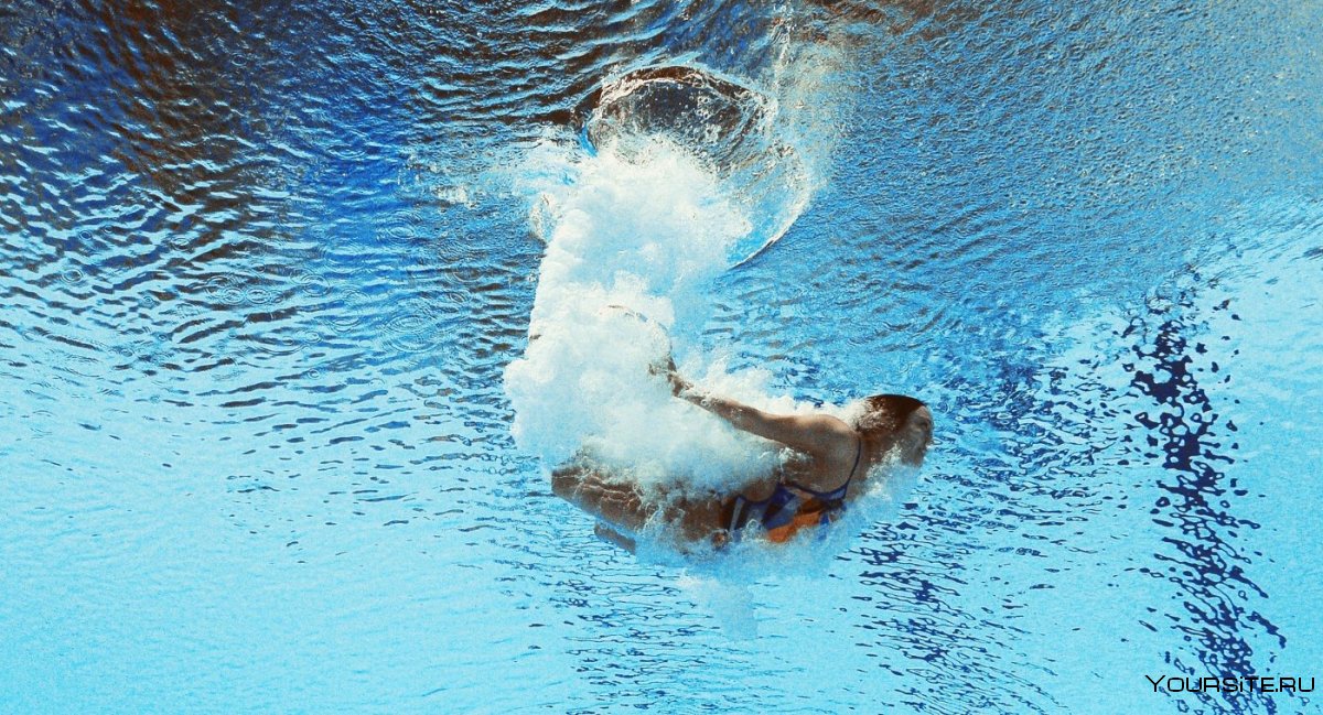 Человек ныряет в воду