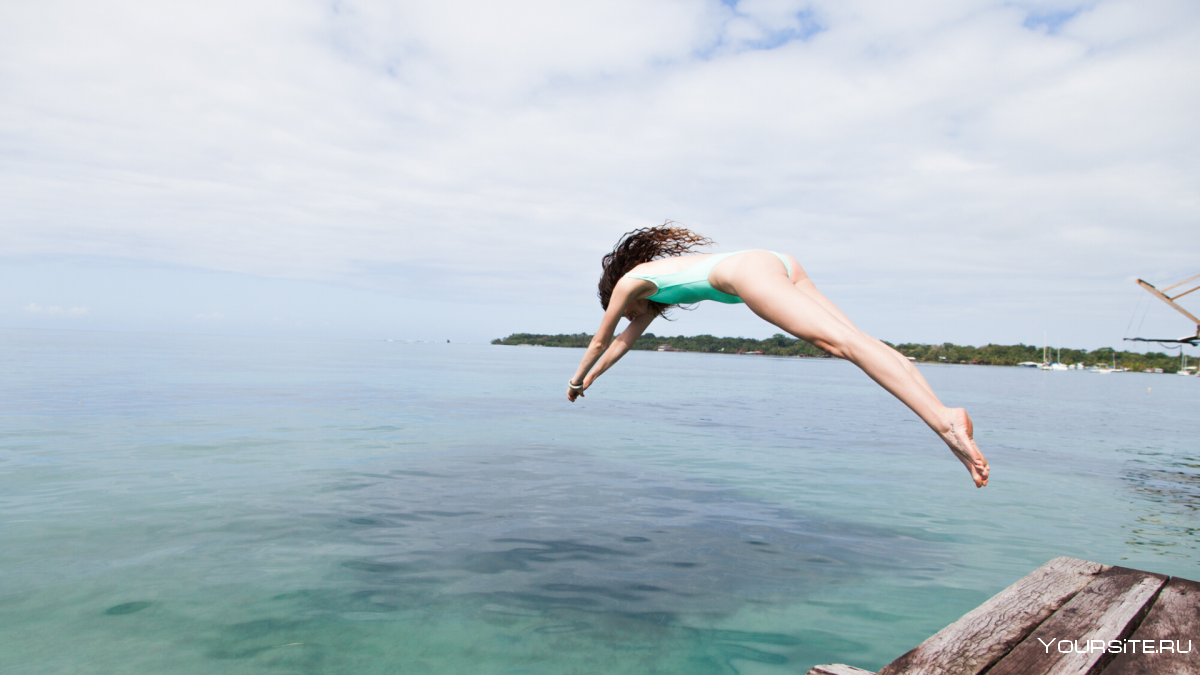Прыгает в воду