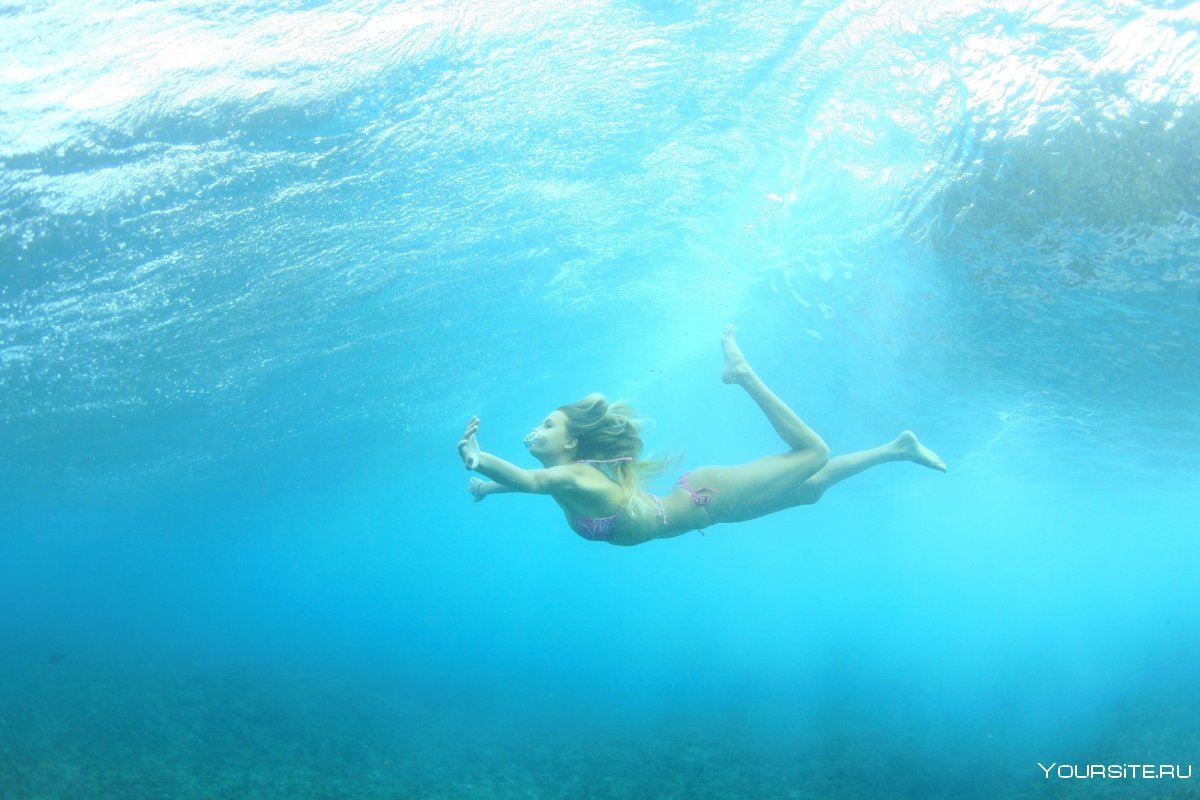 Женщина плавает в море