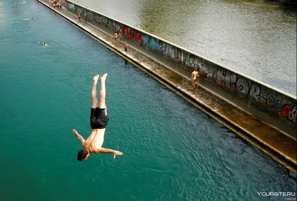 Человек прыгает с моста