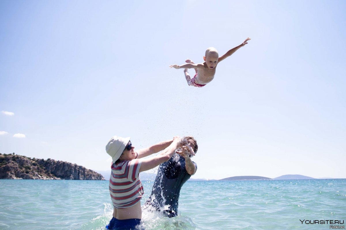 Дети прыгают в море
