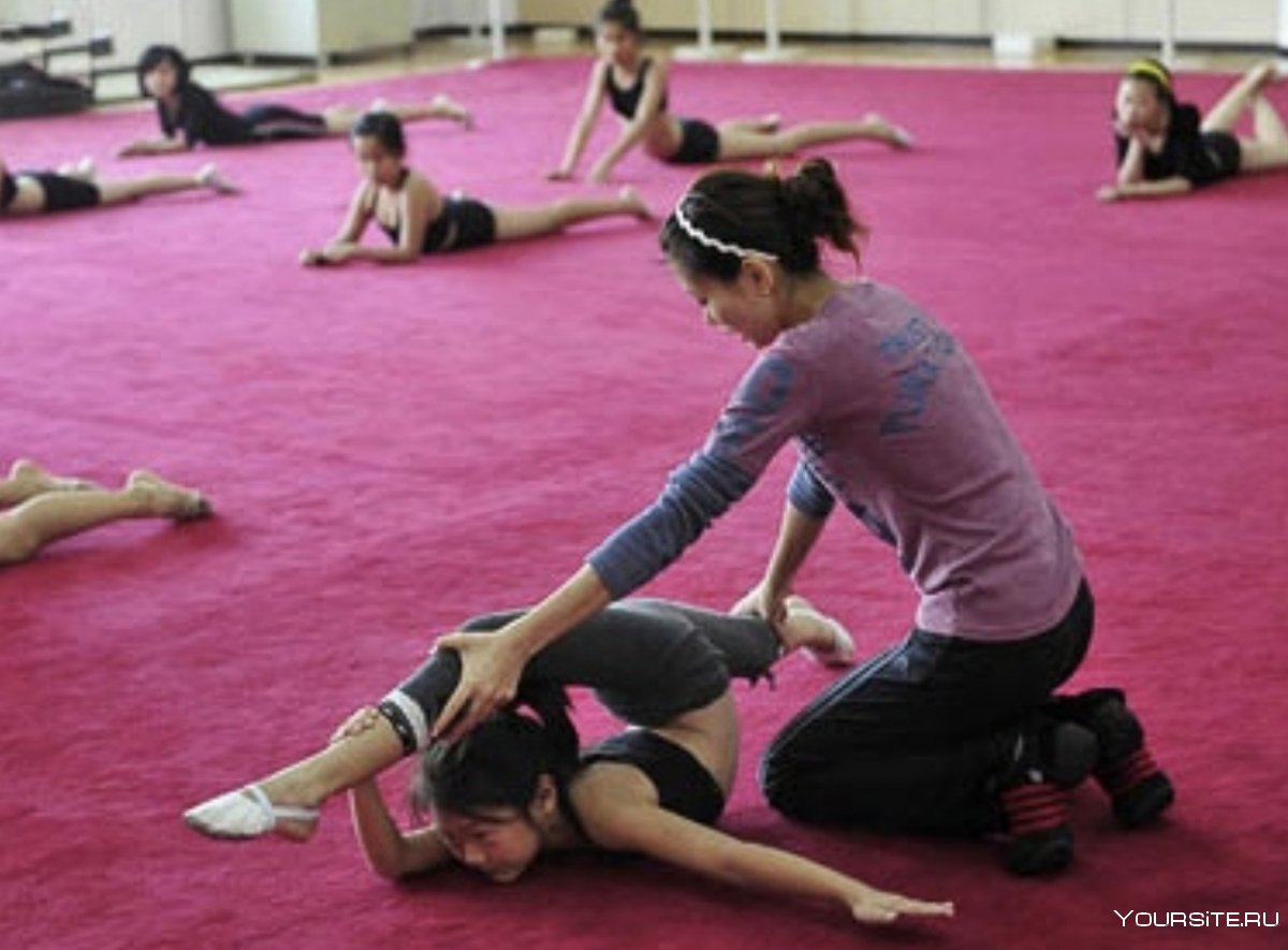 Тренировки гимнасток в Китае
