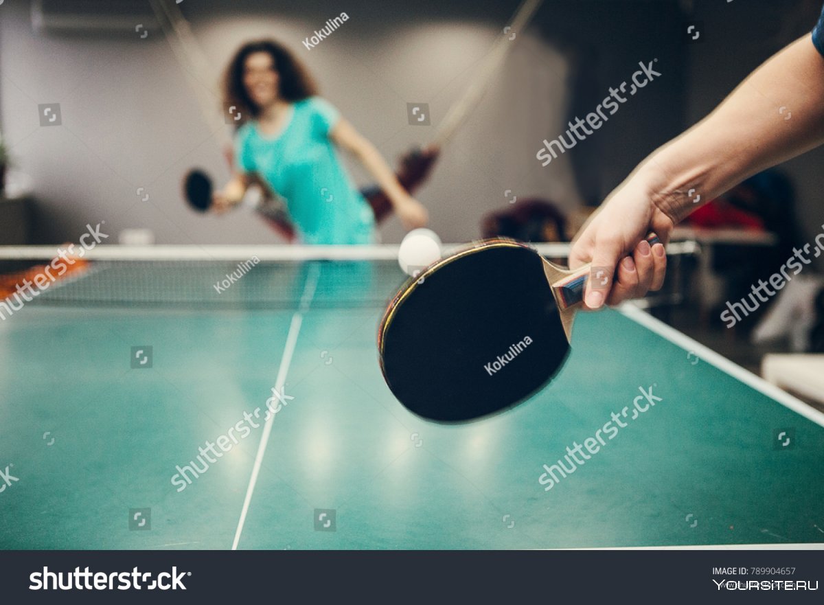 Женщина и мужчина пинг понг
