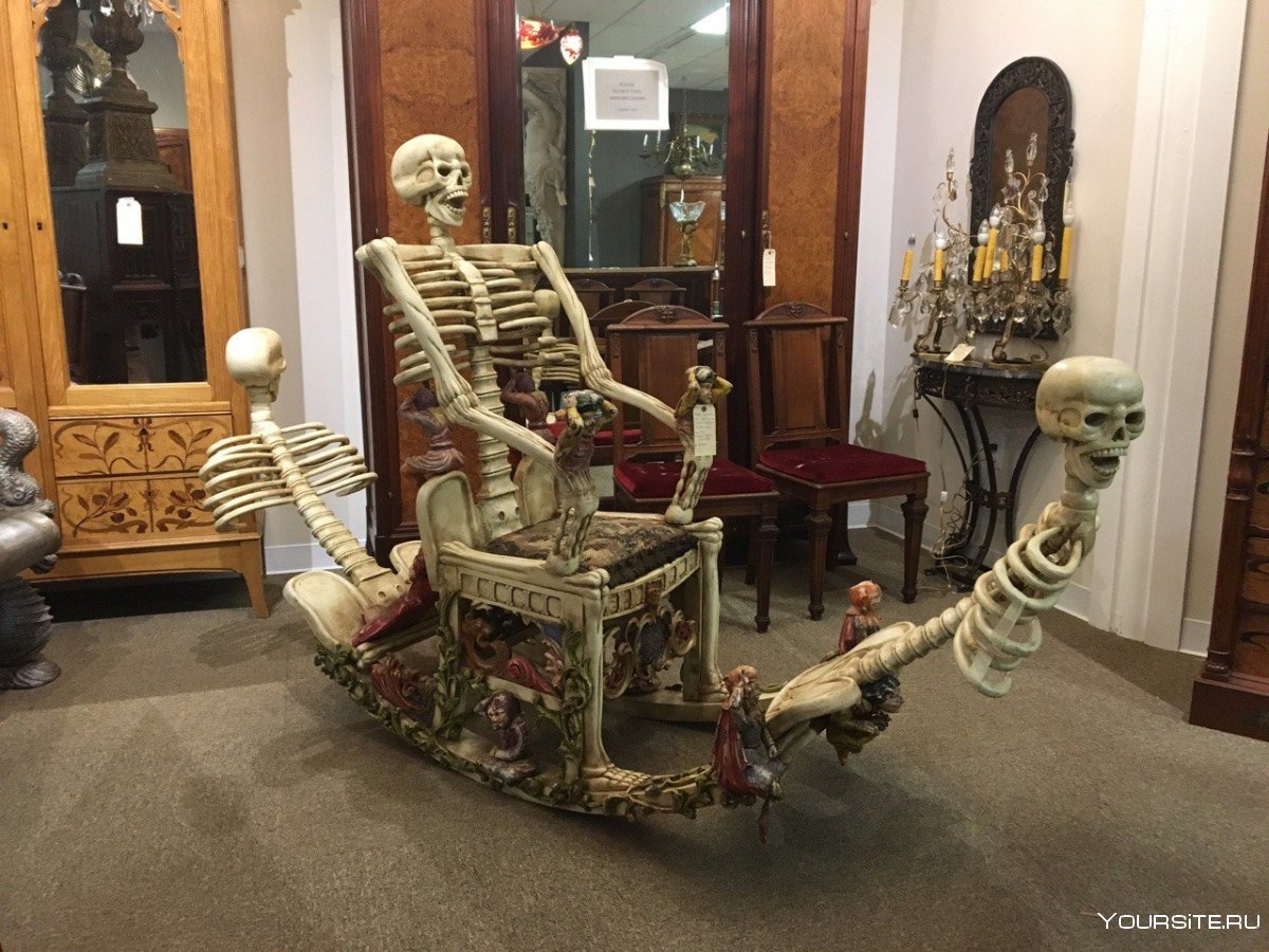 Скелет у двери кабинета врача