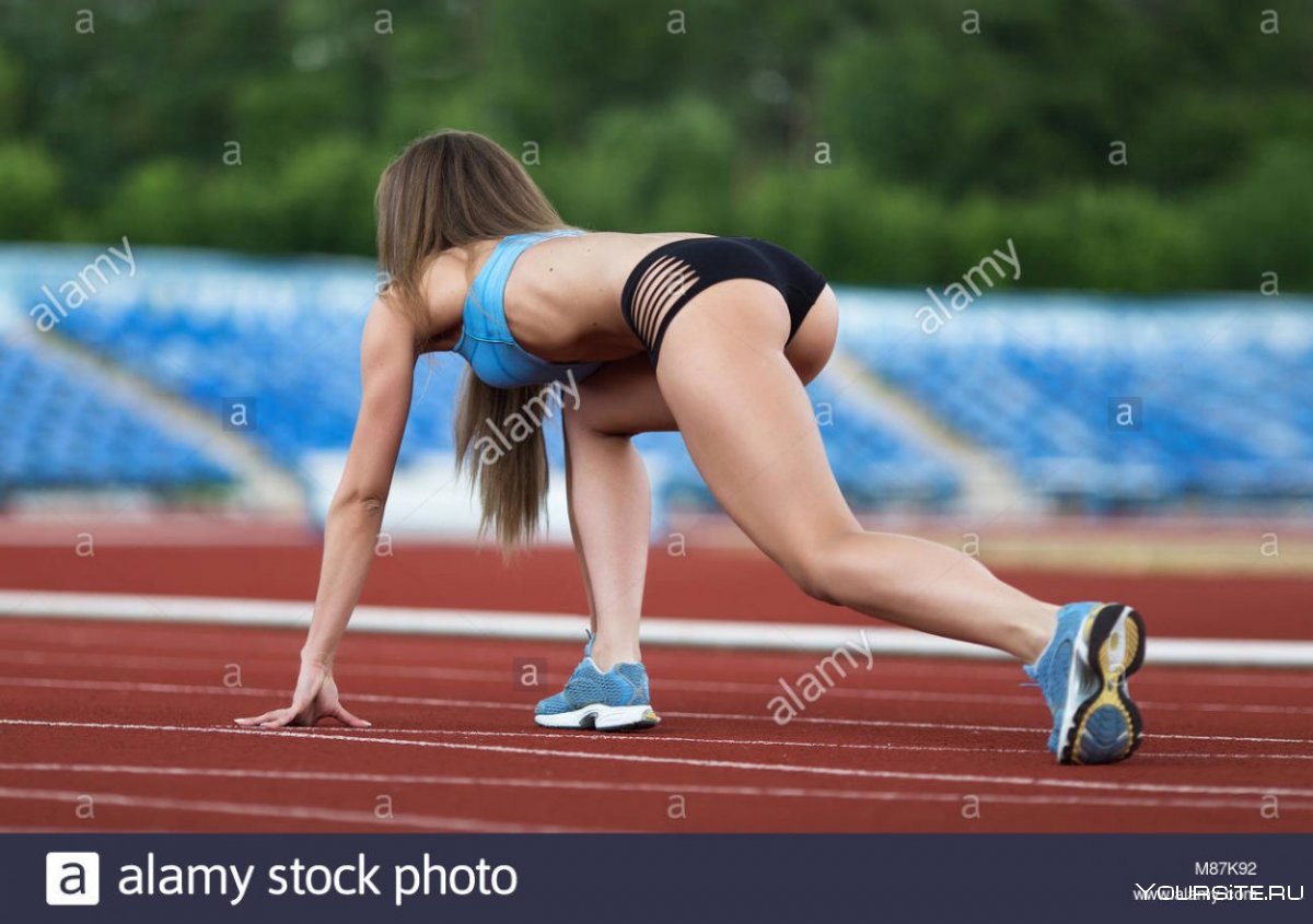 Девушка спортсменка на старте