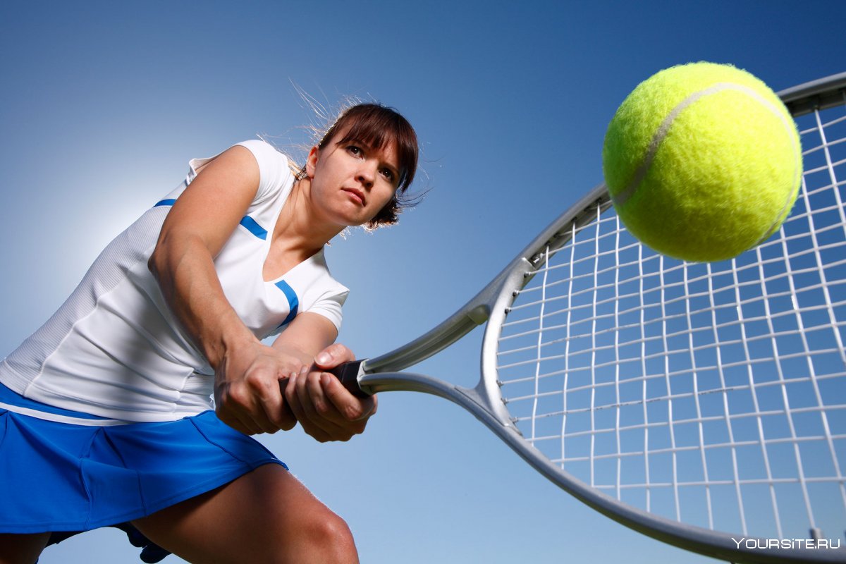 Теннисный корт с людьми