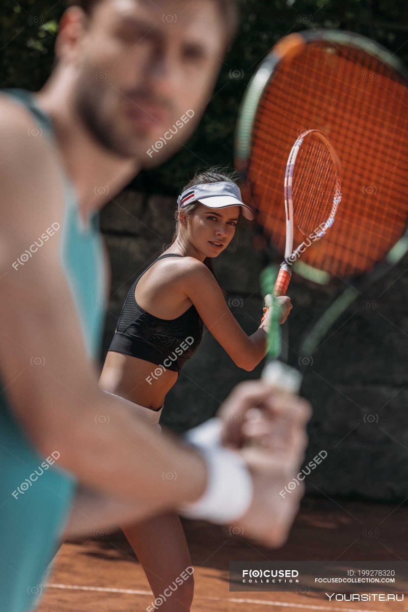 Теннисная ракетка в руке
