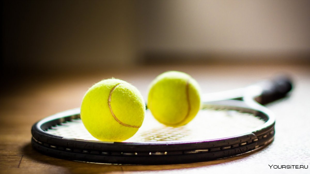 Теннисные мячи на столе