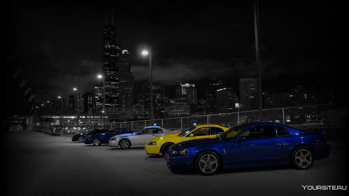 Гоночные машины в ночном городе