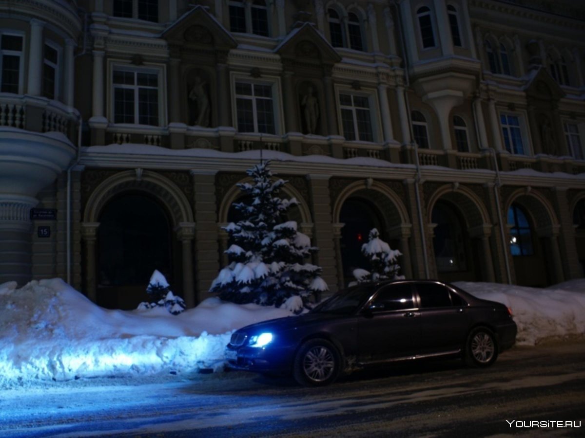 Ночной зимний город из машины