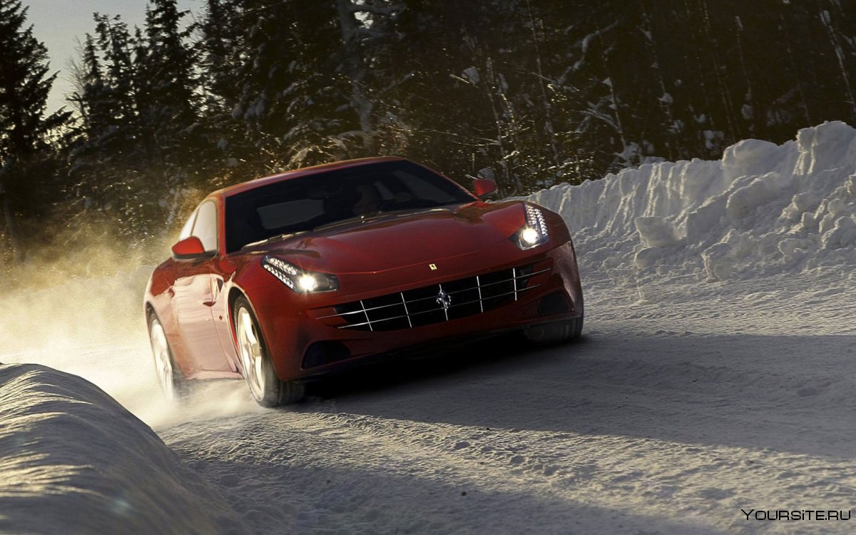 Красная машина в снегу
