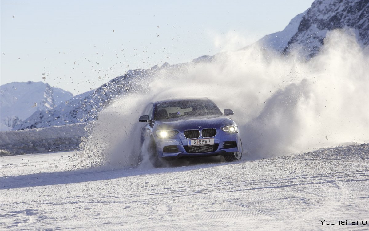 Машина на фоне снега
