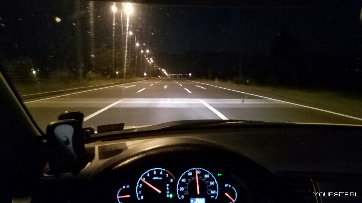 Вид из машины на дорогу ночью