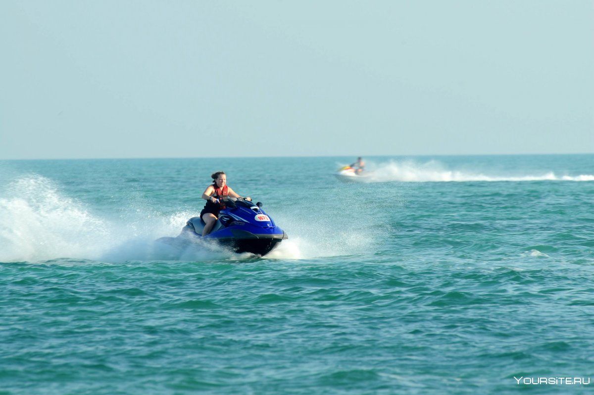 Водный мотоцикл на море