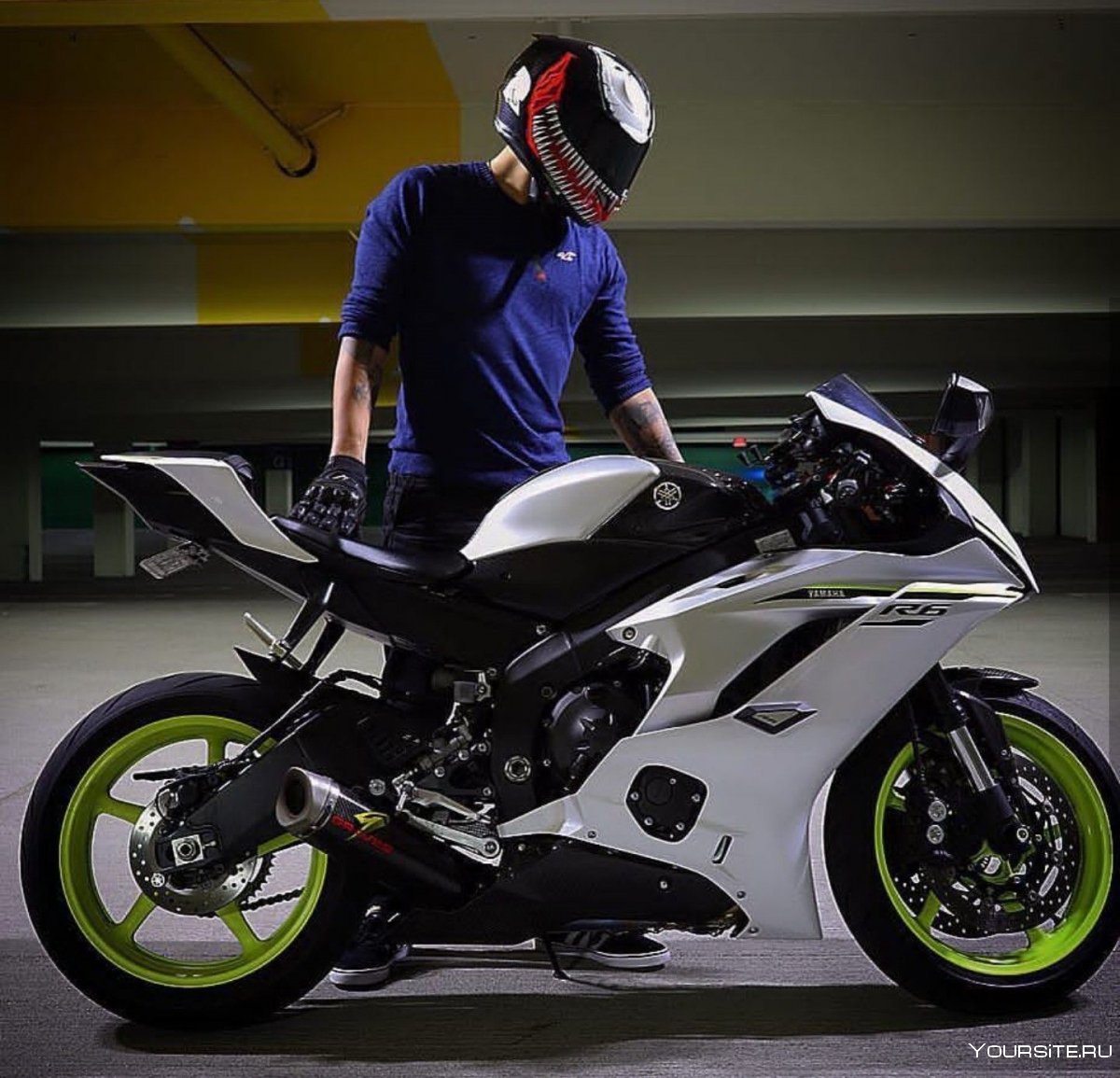 Yamaha r6 с мотоциклистом