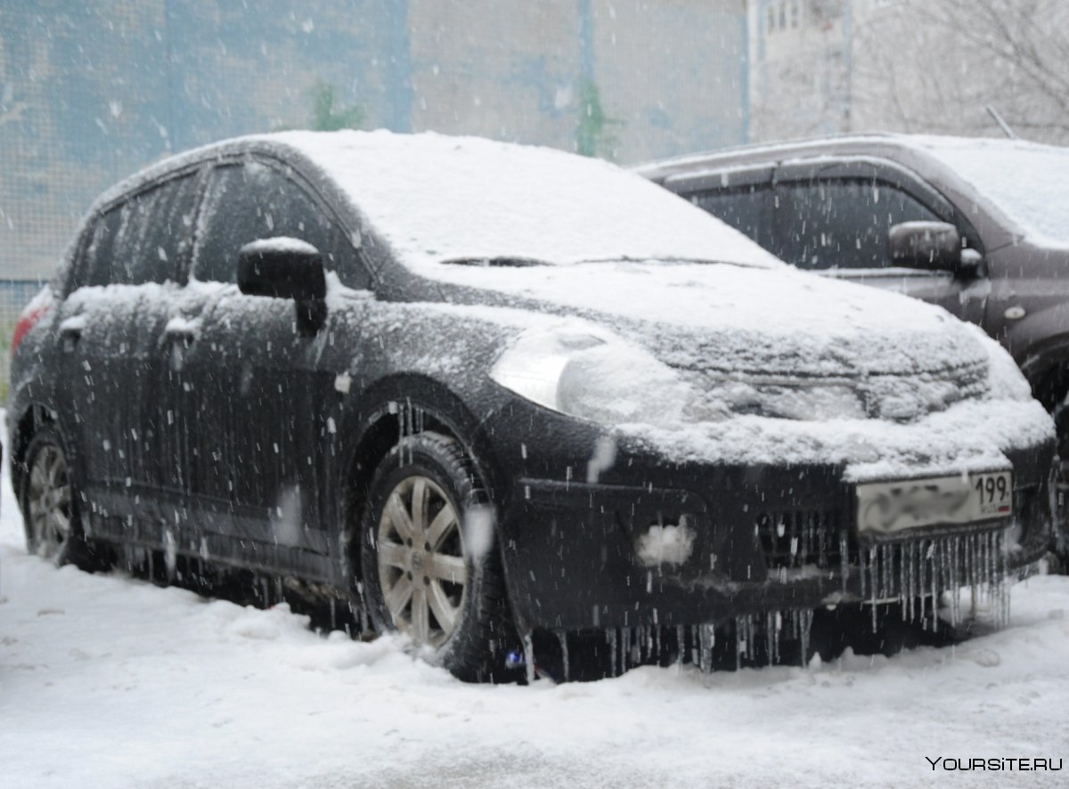 Автомобиль из снега