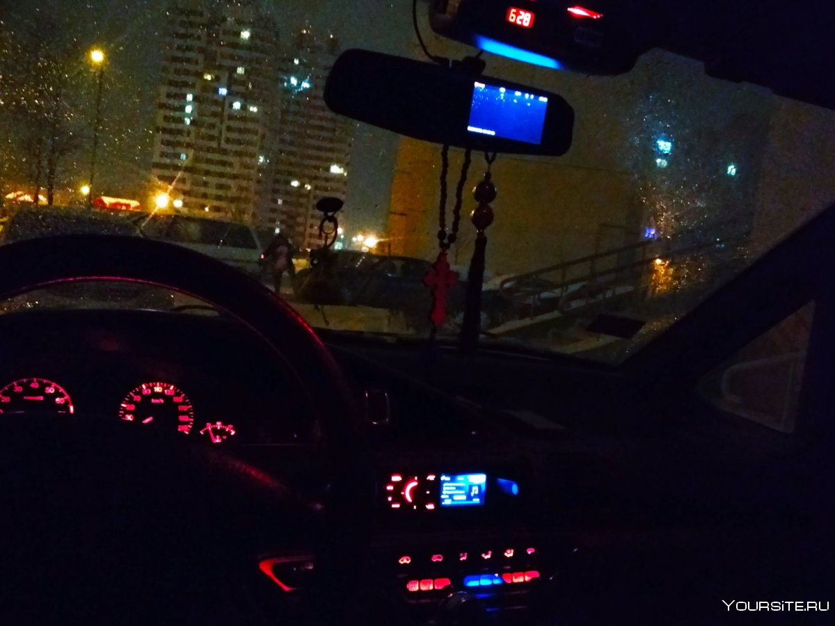 Вид из машины ночью девушка