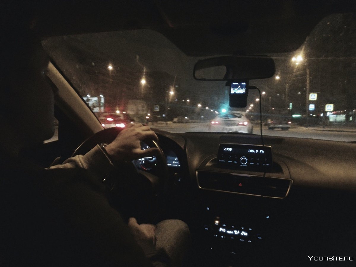 Парень за рулём машины ночью