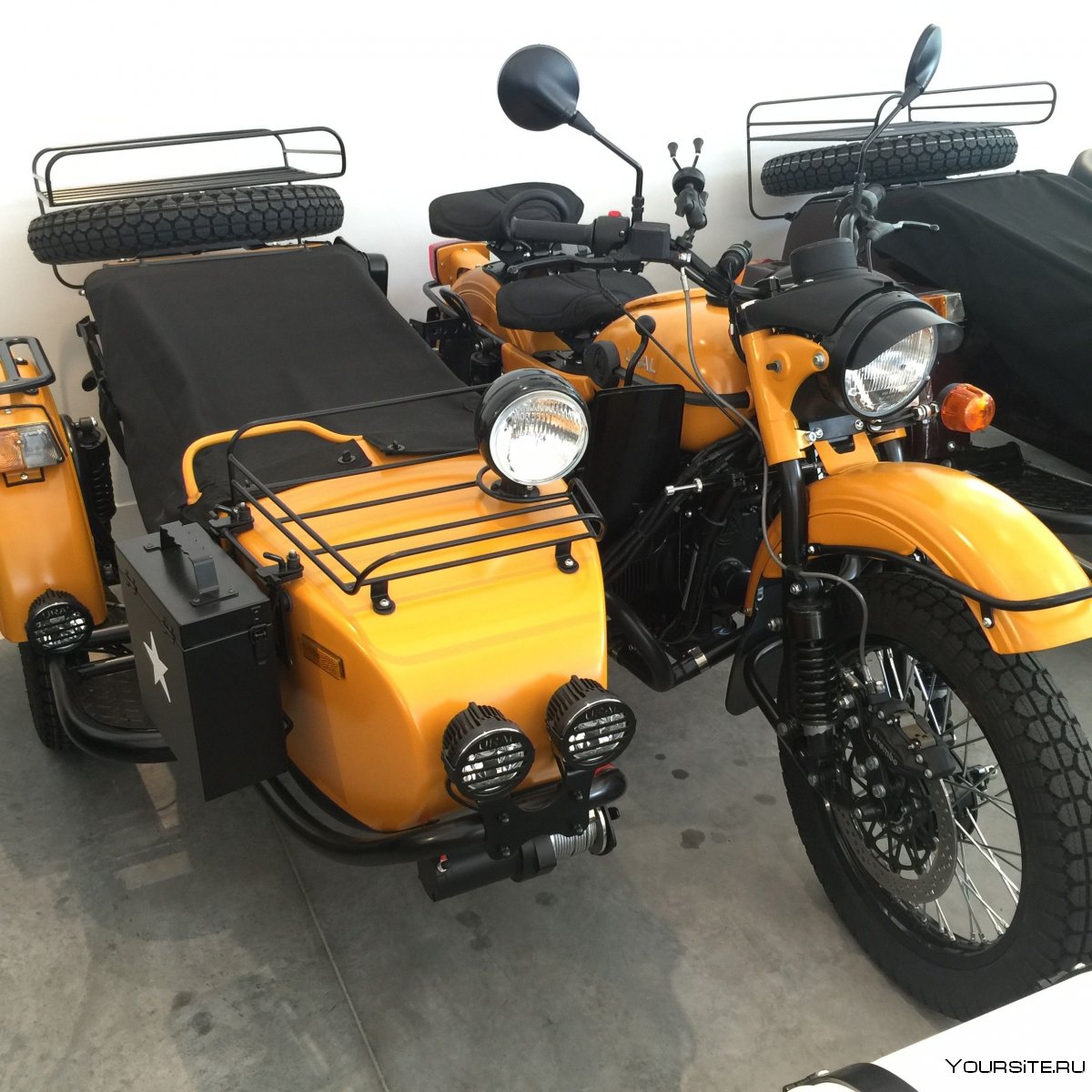Мотоцикл Урал с коляской по лесу
