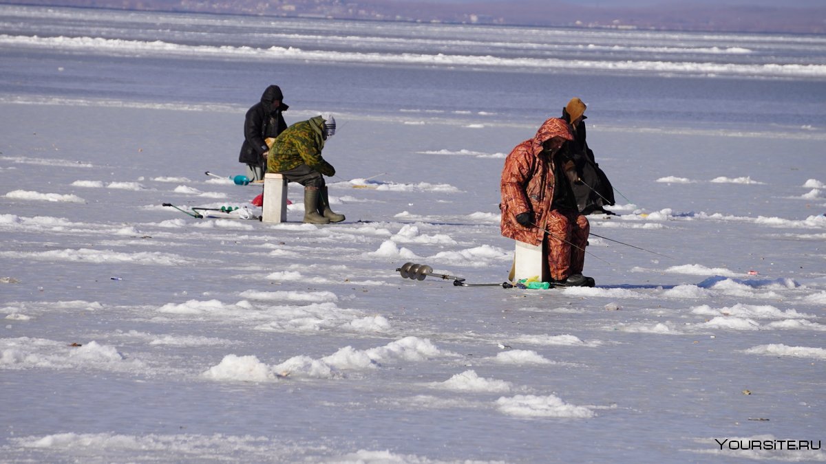 Рыбаки на льду Владивосток