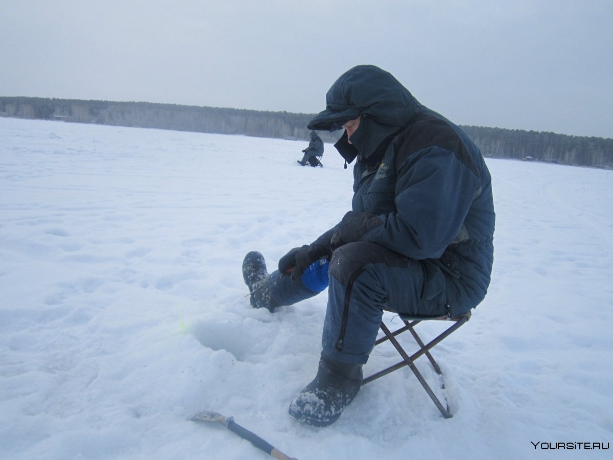 Мужик на рыбалке зимой