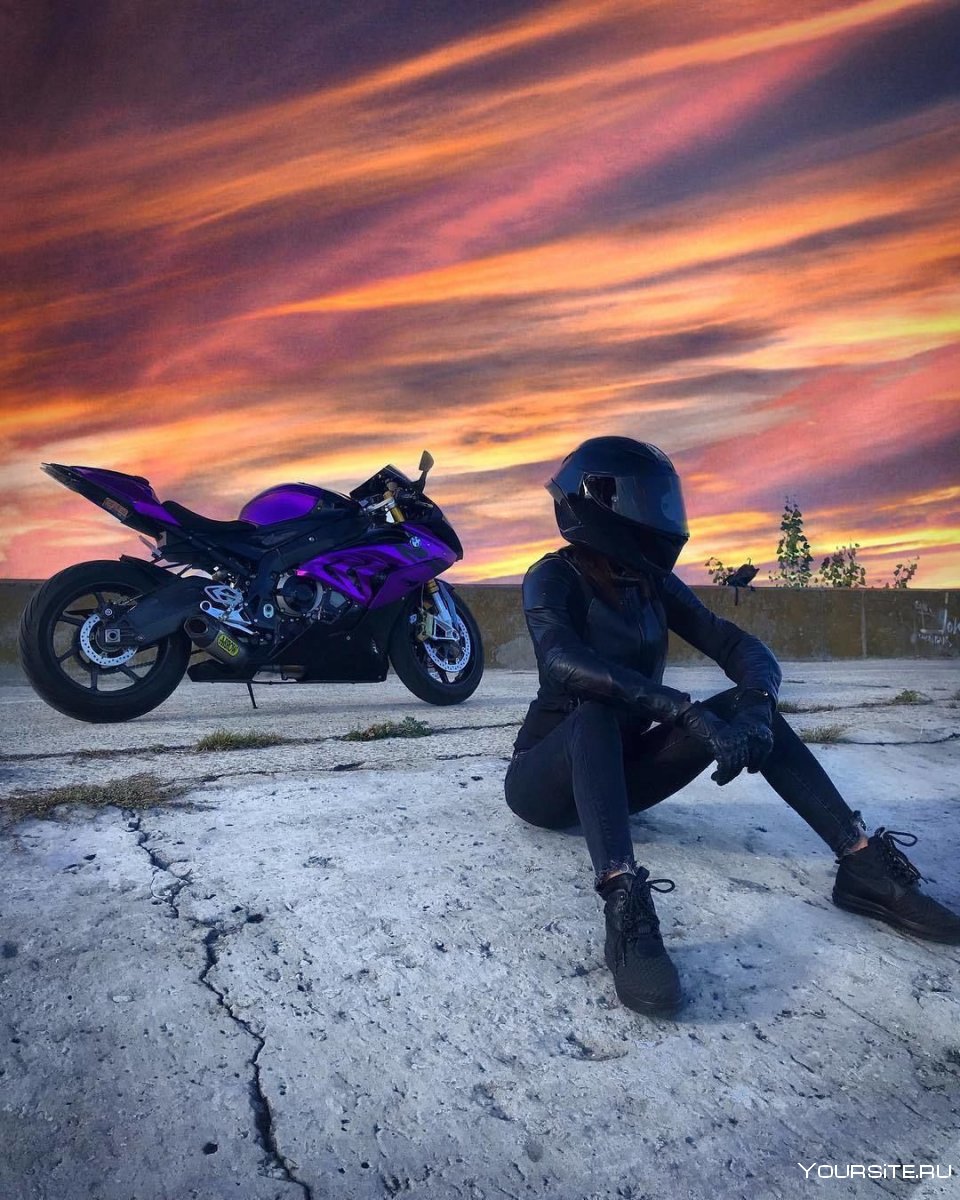 Мотоциклист с девушкой
