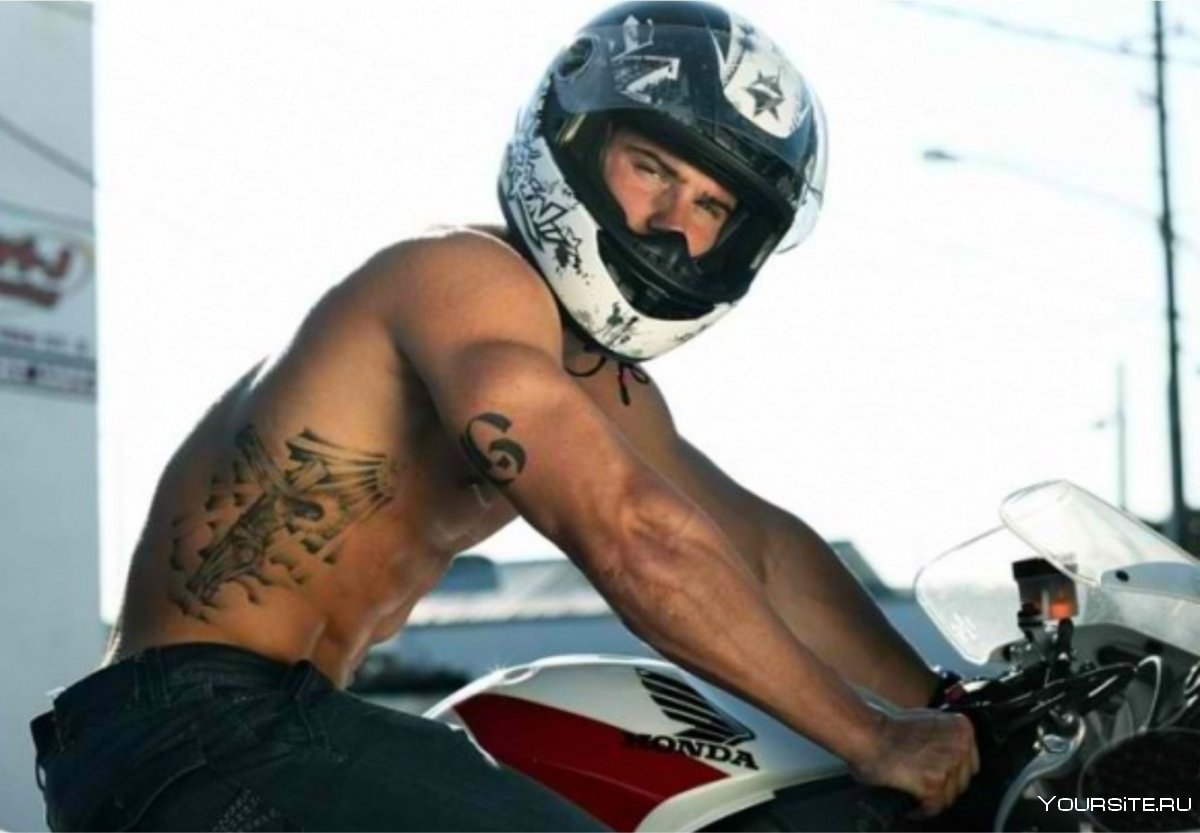 Мужчина на мотоцикле в шлеме