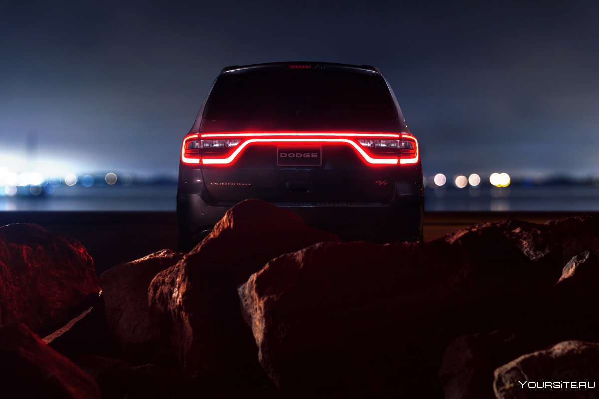 Dodge Durango 2020 сзади в темноте