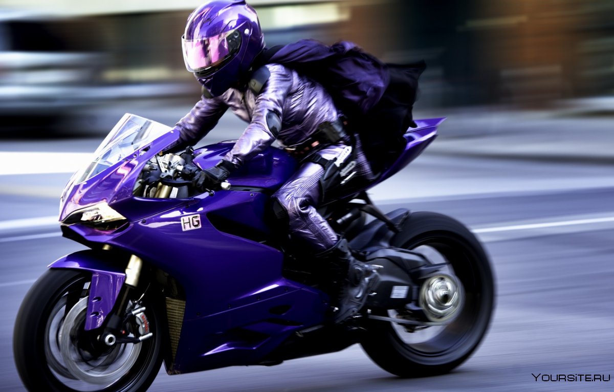Хлоя Грейс Морец на мотоцикле