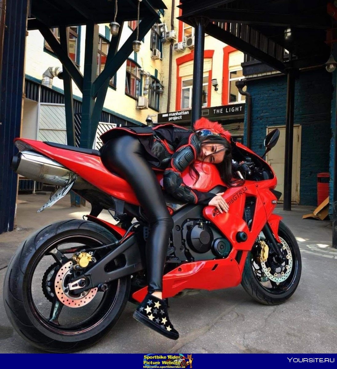 Мотоцикл спортбайк с девушкой