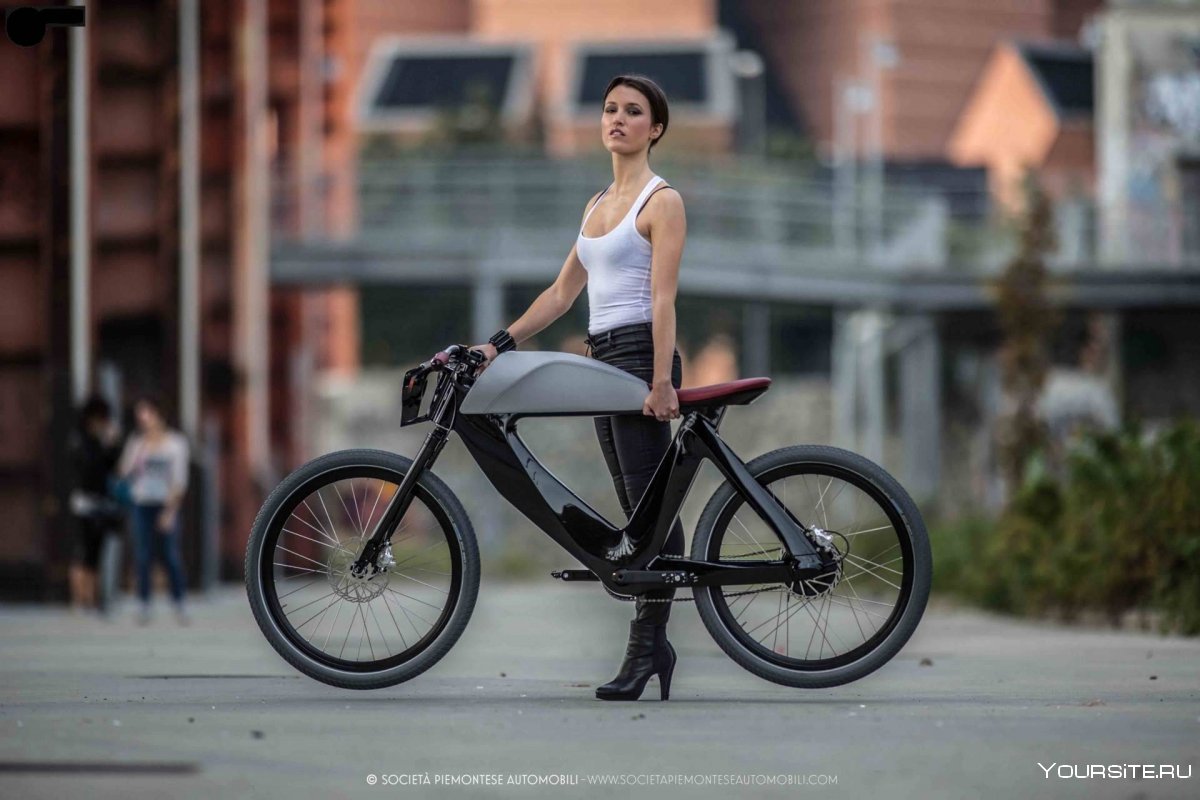 Электровелосипед и девушка