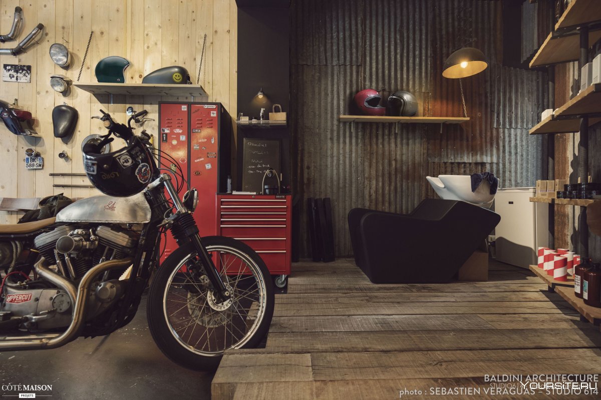 Мотоцикл в комнате