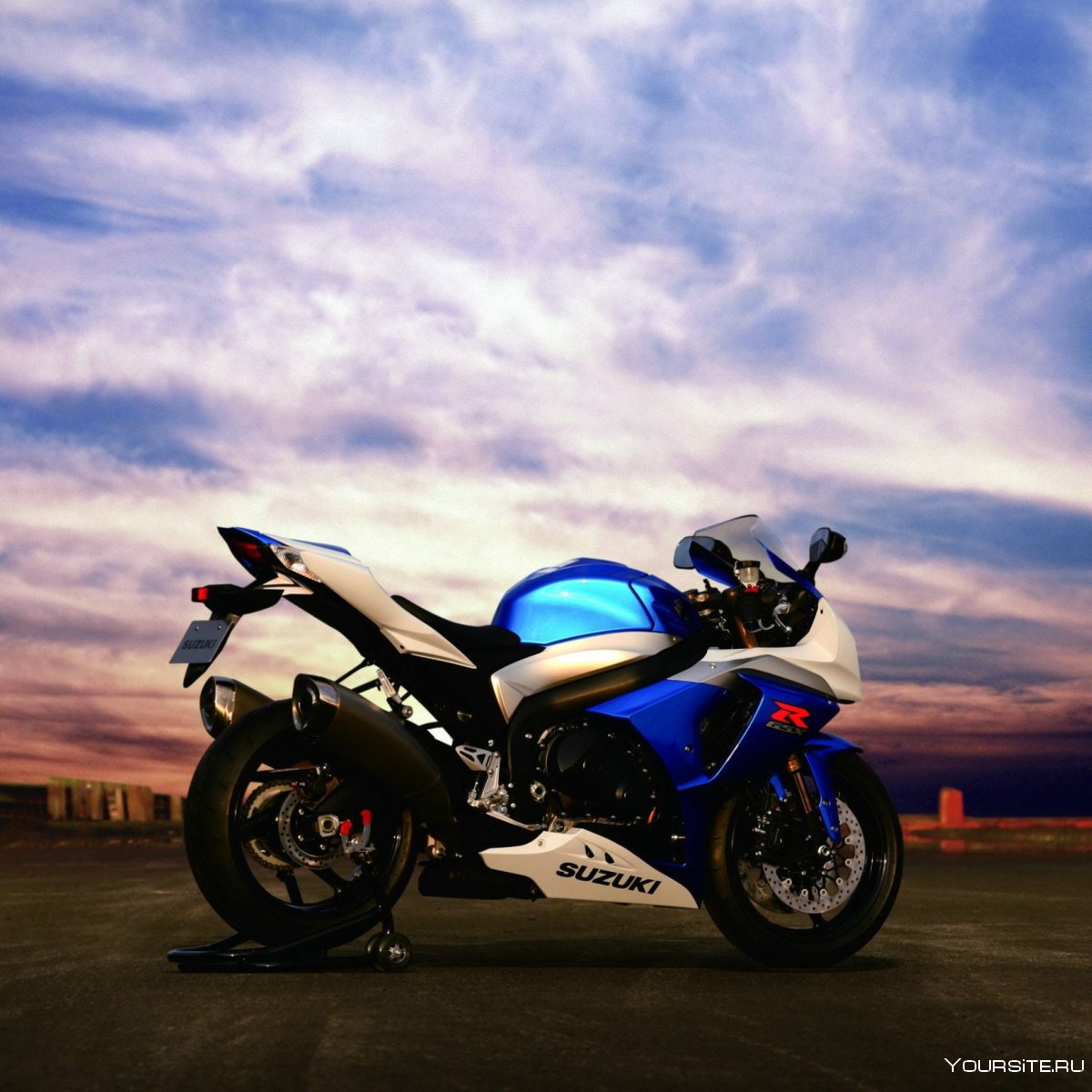 Мотоцикл на красивом фоне